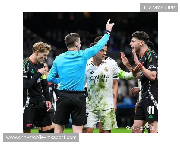 巴萨步步推进围攻,拉菲尼亚射门擦立柱而过