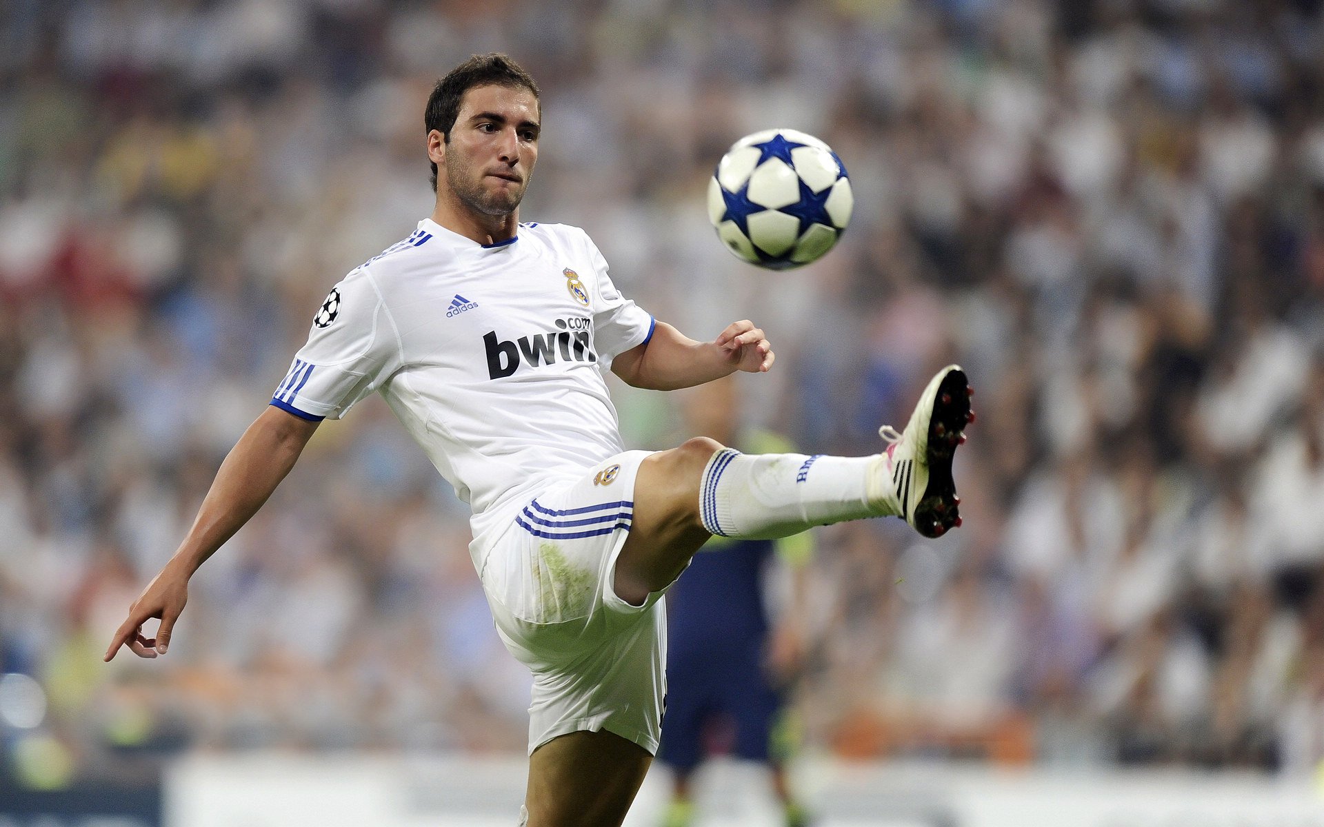 mk体育-C罗带领球队晋级淘汰赛表现出色，c罗欧冠淘汰赛进球