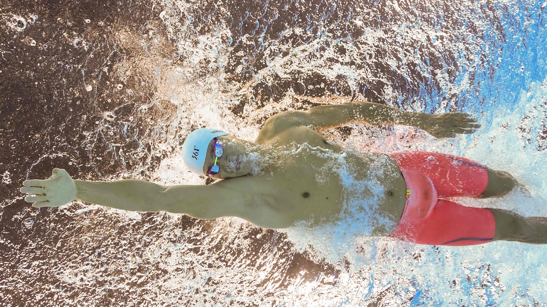 奥尔韦拉决赛冲线瞬间引爆全场，奥尔伟业